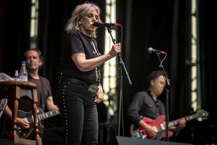 Lucinda Williams duela bi urte baino indartsuago ikusi dugu Azkena Rock Festivaleko kontzertuan.