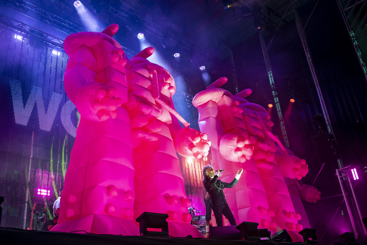 The Flaming Lips taldeak arte erakustaldia egin du ‘Yoshimi battles the pink robots’ diskoaren emanaldian.