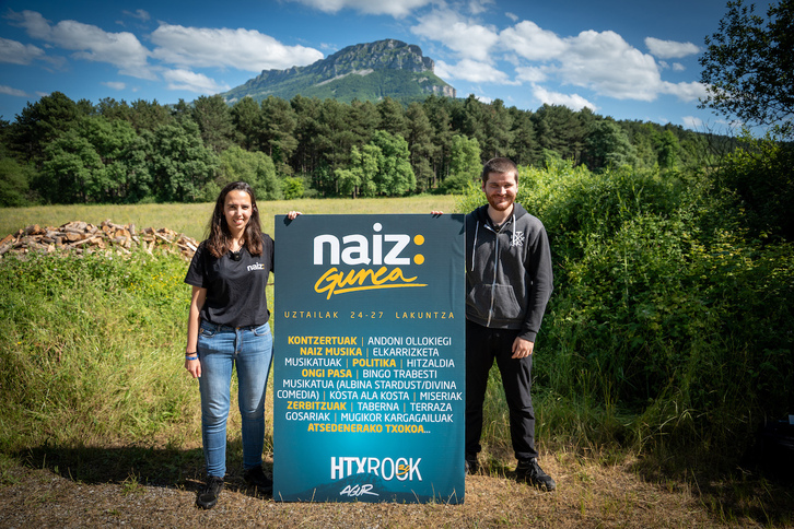 NAIZeko zuzendari Ane Urkiri eta Hatortxu Rockeko antolakuntzako kide Oihan Ekiza, Lakuntzan, NAIZ Gunearen aurkezpenean.