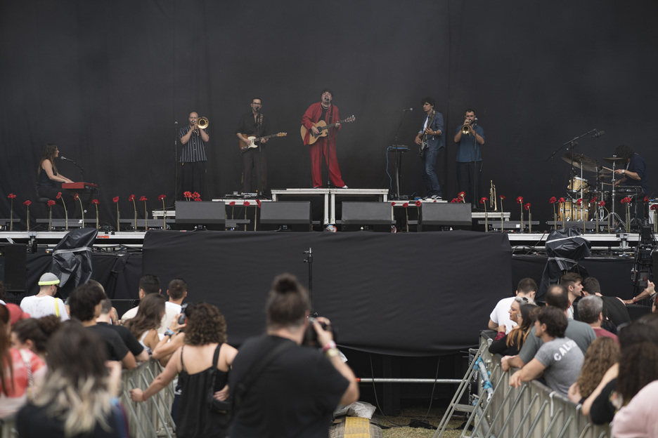 Janus Lester V formazioan agertu zen: sei musikariak eta bera erdian.