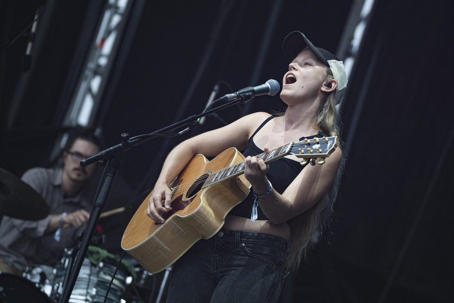 Alice Phoebe Lou hegoafrikarrak atmosfera lasaia sortu zuen.