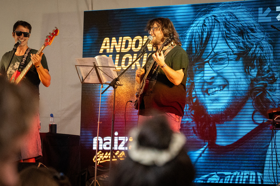 Andoni Ollokiegi, NAIZ Gunean. Presoen gaia lantzen duten kantuekin osatu zuen kontzertua. 
