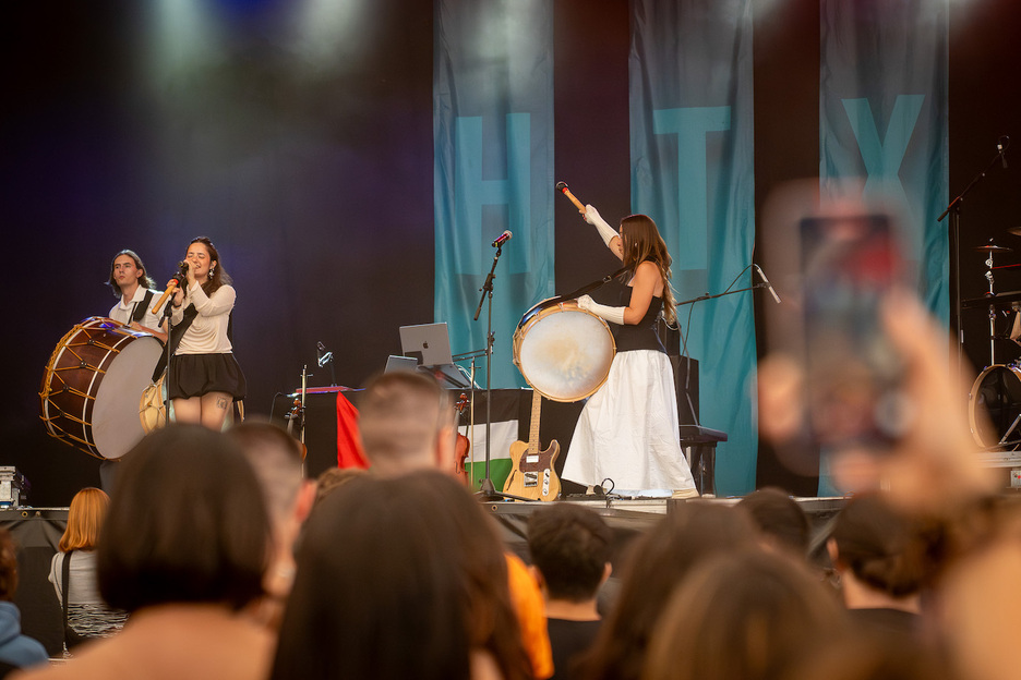Miruakoak izan ziren Beriain guneko festa hasi zutenak. A cappela ekin zioten, hiru ahotsetara.