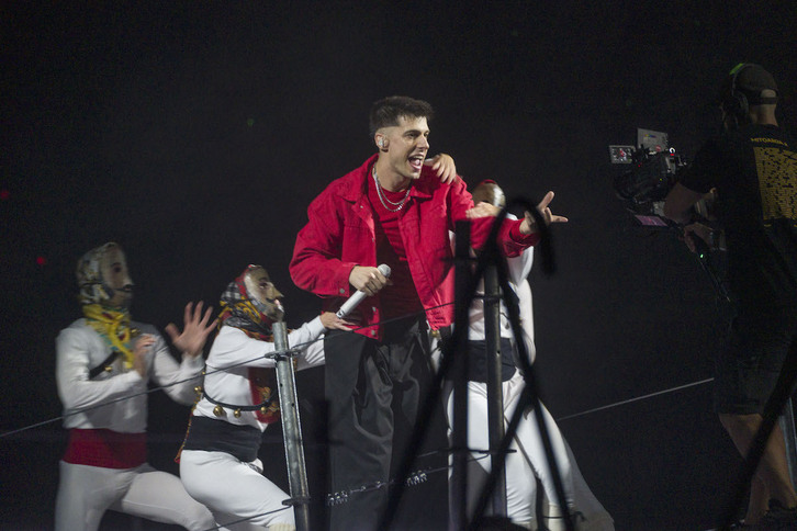 Pello Reparaz, dantzariez inguratuta.