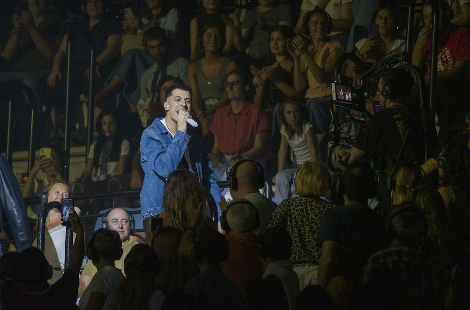 Pello Reparazek abesti bat interpretatzen du publikoz inguratuta.