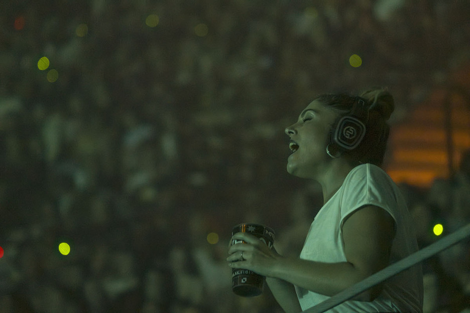 Kaskoak banatu dizkiete guztiei kontzertua entzuteko.