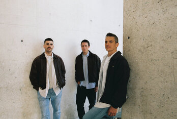 Markel Corral. Jontxu Larrañaga eta Urtzi Azkue Ur taldeko kideak Azkoitiko Oteitzaren pilotalekuetan.