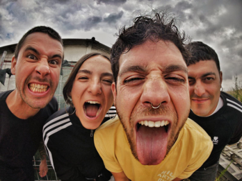 Bakarka hasi, bikotean grabatu eta laukotean aurkezten ari dira Puntu Takoma taldearen musika.