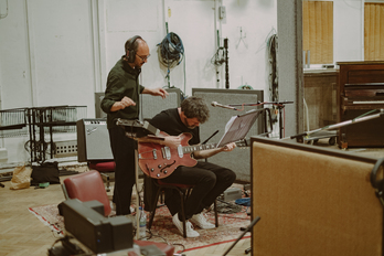 Jordi Matas zutik eta Gorka Urbizu gitarrarekin ‘Bakan II’ diskoaren grabaketan Londresko Abbey Road estudioan.