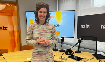 Maite Larburu NAIZ Irratiko estudioan