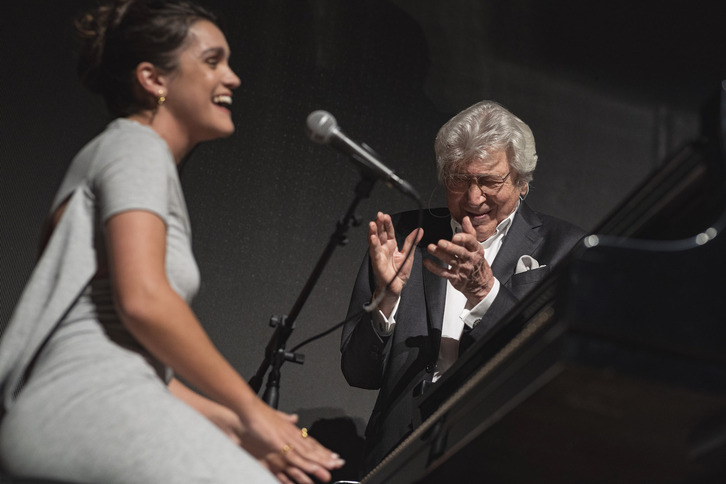 Amaia Romero pianoan eserita Manuel Alejandro musikariaren txaloak jasoz haren abesti bat eskaini ostean.