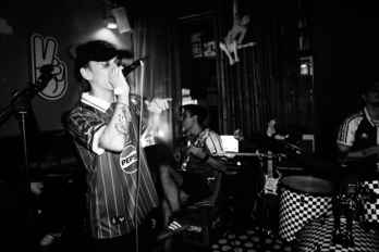 Guillermo Cabrales da Marmitako Trap Banda taldeko abeslaria.