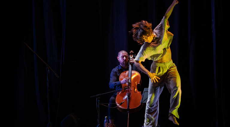 Eñaut Zubizarreta eta Amaiur Luluaga ikuskizunaren pasarte batean.