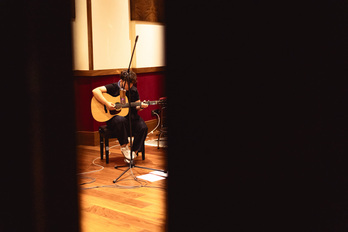 Oiartzungo MECCA estudioan grabatu du Esanezinek bere disko berriena. Irudian, Ianire Aranzabe grabaketan.