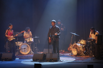 Ezker-eskuin, Amaia Miranda, Karlos Arancegui, Gorka Urbizu, Nando Neira eta Felix Buff, ‘Tour bat’ amaieran.