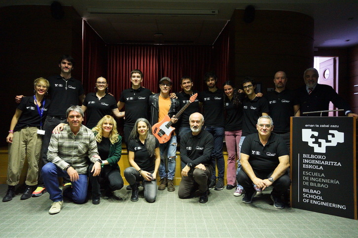 Haimar Arejita gitarrarekin, EHUko Ingeniaritza Eskolako kideez inguratuta.
