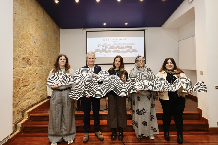 Partaide batzuk, horien artean Itziar Ituño, kontzertuaren aurkezpenean.