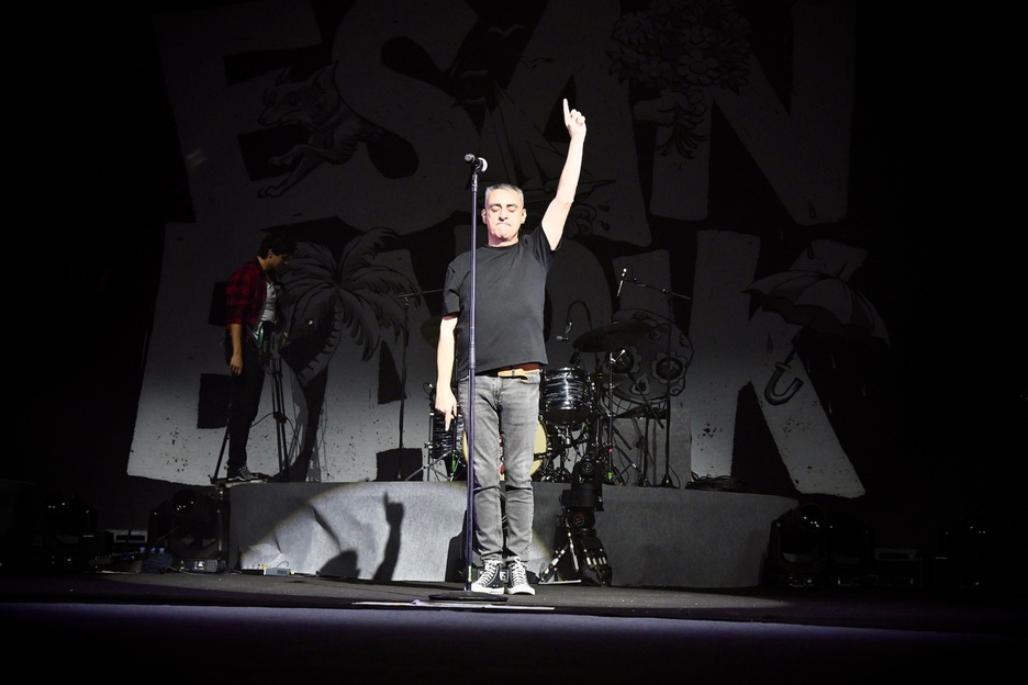 Robe Iniesta taldeko laguna gogoratu dute kontzertuan. Robe Iniesta taldeko laguna gogoratu dute kontzertuan.