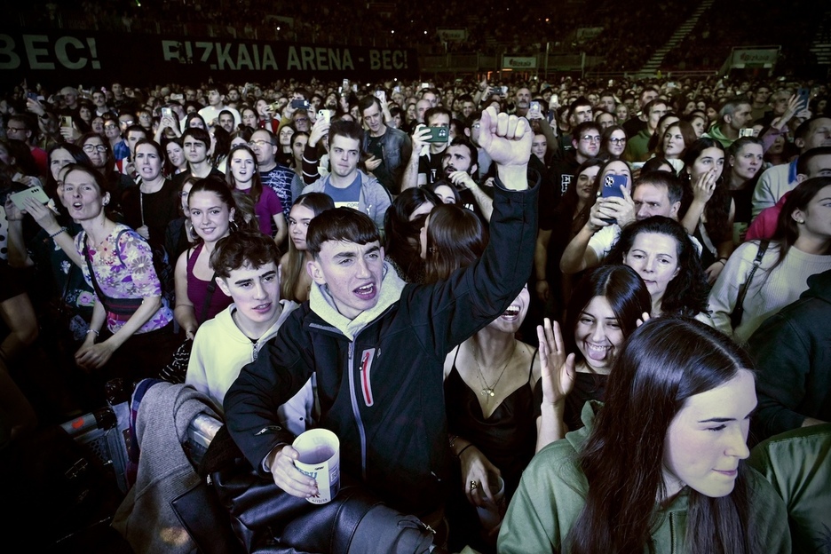 Jarraitzale ugarik BEC bete zuten Gatiburi agur esateko. Jarraitzale ugarik BEC bete zuten Gatiburi agur esateko.