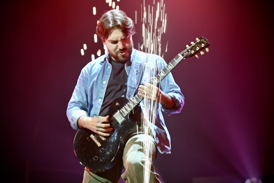 Xabier Bengoaren gitarra solo potentea. Xabier Bengoaren gitarra solo potentea.