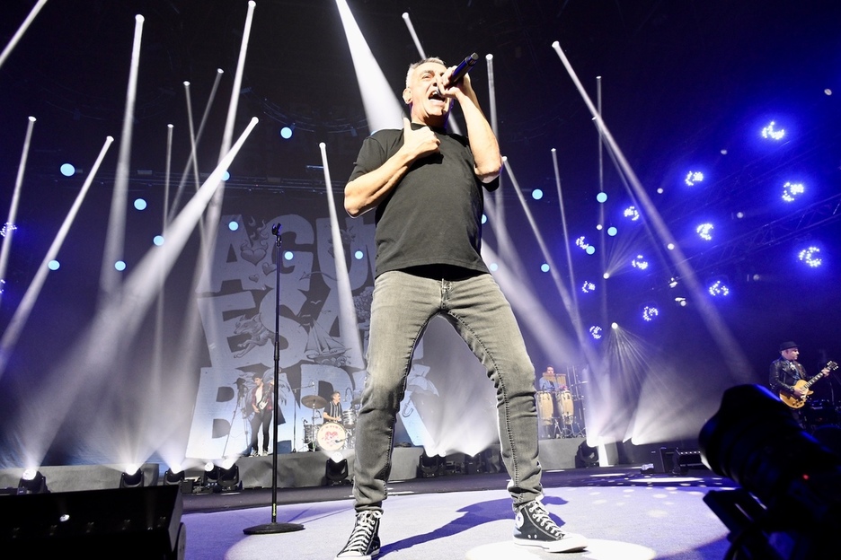 Alex Sarduik betiko energia erakutsi du oholtzaren gainean. Alex Sarduik betiko energia erakutsi du oholtzaren gainean.