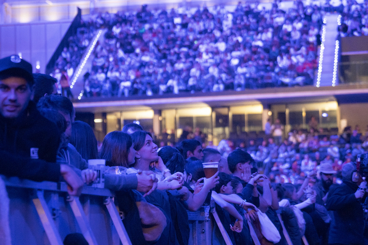 Publikoak ekitaldi handietan pilatzeko joera erakutsi du.