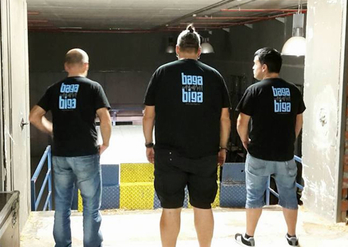 Baga Bigako kideak kontzertu bateko zamalanetan.