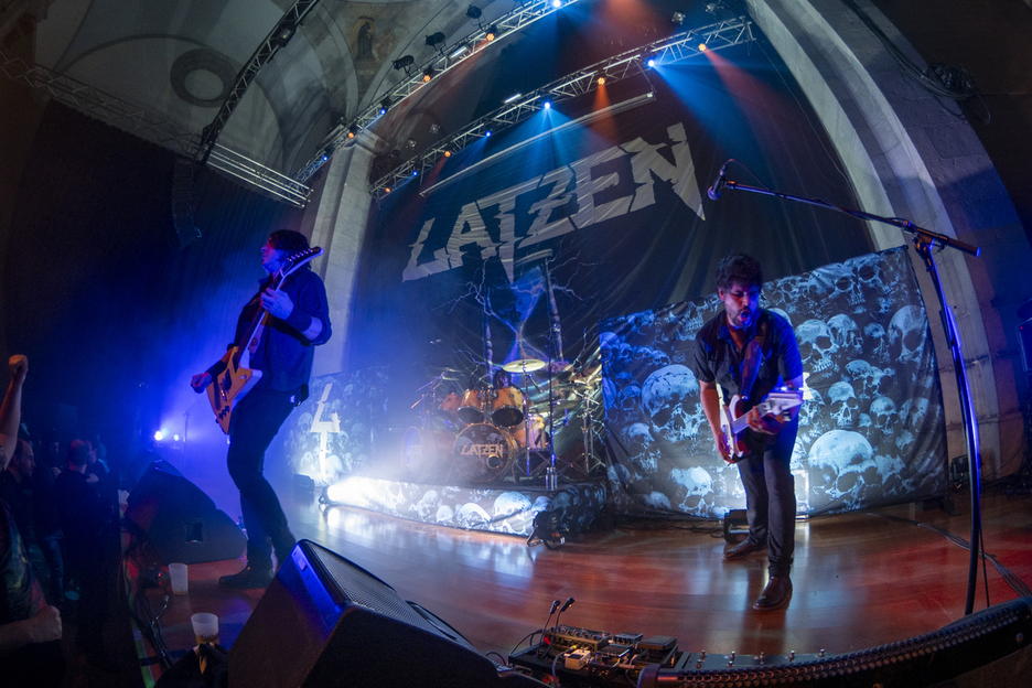 Lehen abestitik Aitor Uriarte eta Yerko Ortiz egurrean gitarretan.