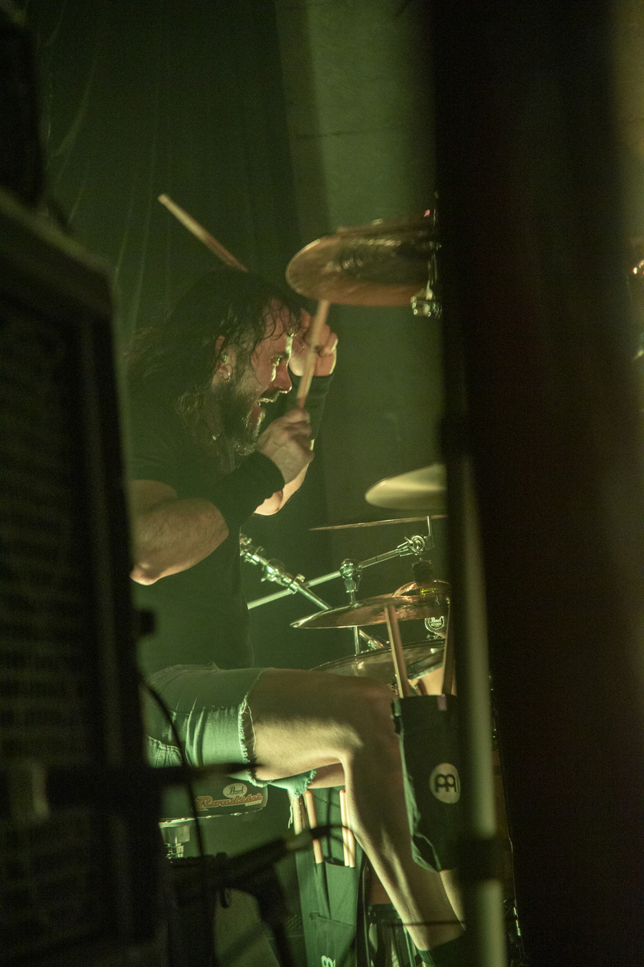 Baterian sekulako energia beste behin Gorka Lazkanok. Izerditan blai dagoeneko eta galtza motzetan, bateriatik jaiki, lehen lerrora gerturatu eta mikrofonotik etxekoak izan zituen gogoan.