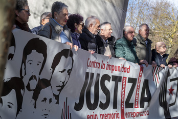 Integrantes de Martxoak 3, Sanfermines 78 Gogoran, Intxorta 1937 y Goldatu se han concentrado ante la iglesia.