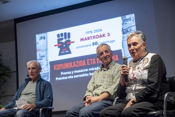 Rosi Iñigo, Arturo Val del Olmo y Txato Soubies, trabajadores que dieron testimonio de lo vivido en 1976, en la mesa redonda de este miércoles.