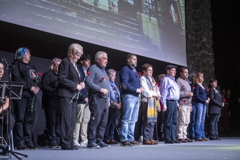 Familiares de las víctimas del 3 de Marzo, en el acto de estatarde en Gasteiz..