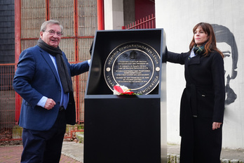 Fernando Martinezek eta Maider Etxebarriak aurkeztu dute San Frantzisko eliza oroimeneko lekua izendatzeko plaka.