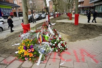 Ofrenda floral en el monolito por las víctimas del 3 de Marzo.