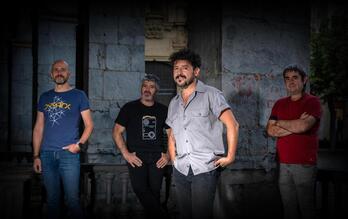 Bi hamarkadaren buruan, bueltan da Etzakit talde ikonikoa.