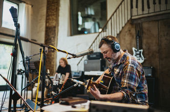 Eñaut Elorrieta, disko berriaren grabazioan.