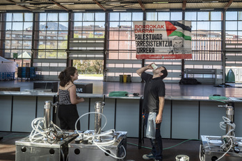 Muntaketa lanak egiten harrapatu genituen atzo goizean Landakon. 