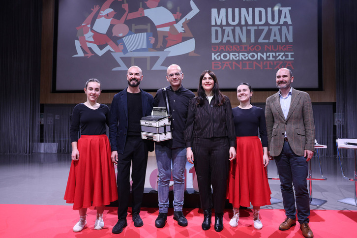 Korrontziko Agus Barandiaran, dantzariz inguratuta.